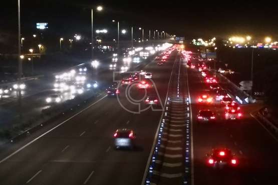 Una hormigonera pierde parte de su carga en la GC-1, a su paso por Telde/TA.