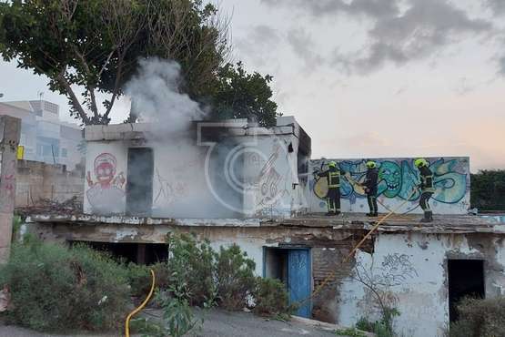 Nuevo incendio en unas naves abandonadas de La Pardilla (Telde)/TA.