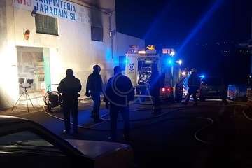  Incendio en una carpintería de la zona industrial de Lomo la Francia (Telde)/TA.