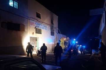  Incendio en una carpintería de la zona industrial de Lomo la Francia (Telde)/TA.