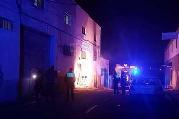  Incendio en una carpintería de la zona industrial de Lomo la Francia (Telde)/TA.