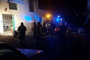  Incendio en una carpintería de la zona industrial de Lomo la Francia (Telde)/TA.