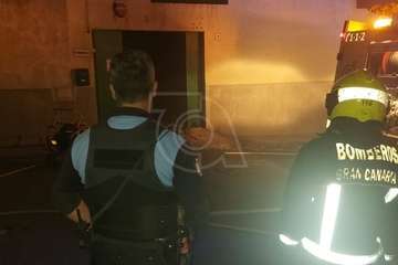  Incendio en una carpintería de la zona industrial de Lomo la Francia (Telde)/TA.