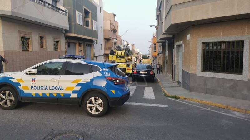 Bomberos, ambulancia y Policía Local en la calle donde se encuentra el inmueble donde vive el anciano lesionado/TA.
