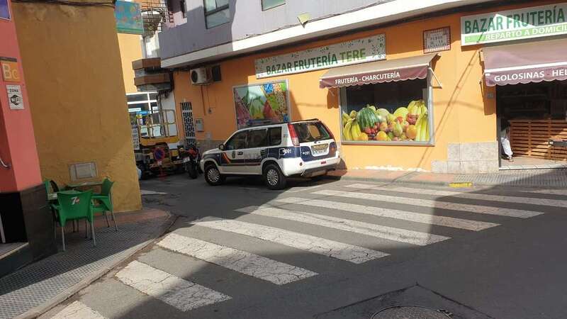 Coche policial en el lugar donde ocurrió el atraco/TA.