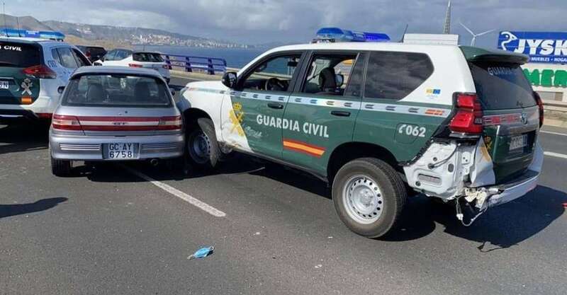 Impacto del vehículo contra unidades de la Guardia Civil/@aprogcislascanarias.