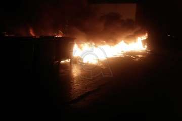 Un pavoroso incendio de contenedores alarma a los vecinos de Las Huesas/TA.