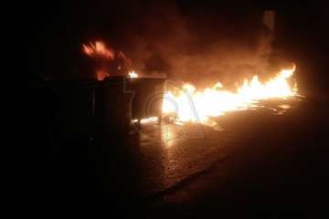 Un pavoroso incendio de contenedores alarma a los vecinos de Las Huesas/TA.