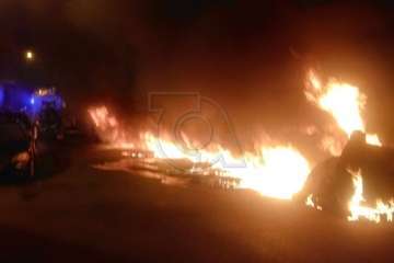 Un pavoroso incendio de contenedores alarma a los vecinos de Las Huesas/TA.