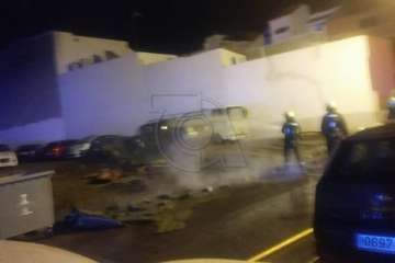 Un pavoroso incendio de contenedores alarma a los vecinos de Las Huesas/TA.