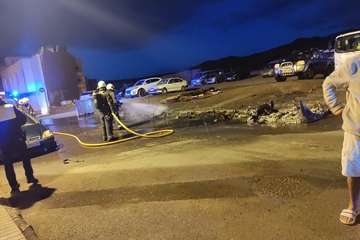 Un pavoroso incendio de contenedores alarma a los vecinos de Las Huesas/TA.