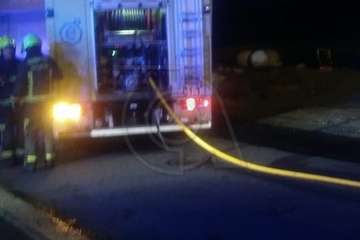 Un pavoroso incendio de contenedores alarma a los vecinos de Las Huesas/TA.