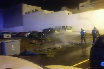 Un pavoroso incendio de contenedores alarma a los vecinos de Las Huesas/TA.