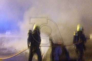 Un pavoroso incendio de contenedores alarma a los vecinos de Las Huesas/TA.