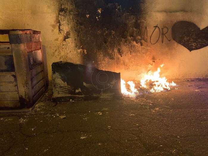 Quema de uno de los contenedores quemados por el joven/TA.