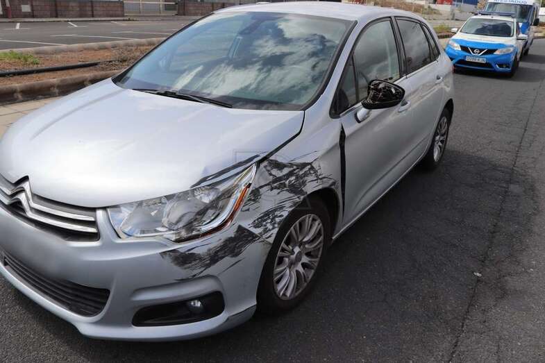 Vehículo que conducía la persona que fue detenida por la Policía Local/TA.