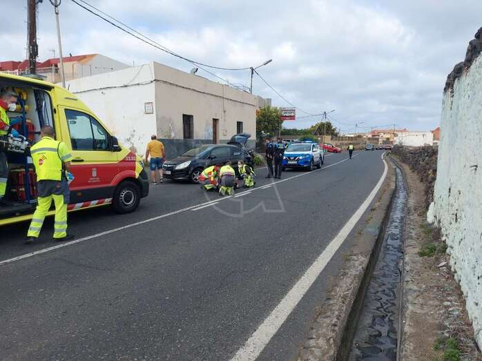 Momento en que el accidentado es atendido por personal de una ambulancia medicalizada/TA.