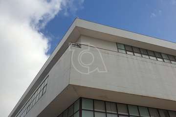 El viento derriba una placa del revestimiento exterior del edificio municipal de El Cubillo (Telde)/TA.