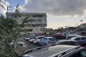 El viento derriba una placa del revestimiento exterior del edificio municipal de El Cubillo (Telde)/TA.
