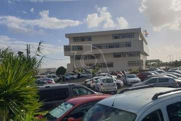 El viento derriba una placa del revestimiento exterior del edificio municipal de El Cubillo (Telde)/TA.
