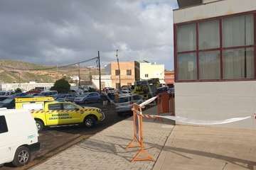El viento derriba una placa del revestimiento exterior del edificio municipal de El Cubillo (Telde)/TA.