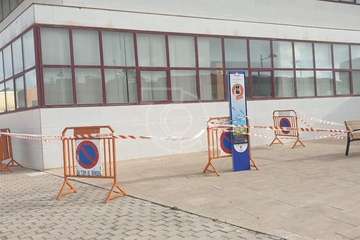 El viento derriba una placa del revestimiento exterior del edificio municipal de El Cubillo (Telde)/TA.