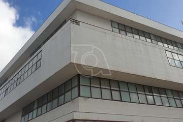 El viento derriba una placa del revestimiento exterior del edificio municipal de El Cubillo (Telde)/TA.