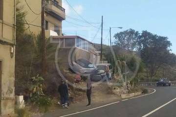 Un turismo se sale de la vía en Telde y se encarama sobre dos vehículos en un pequeña pendiente/TA.