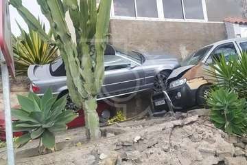 Un turismo se sale de la vía en Telde y se encarama sobre dos vehículos en un pequeña pendiente/TA.