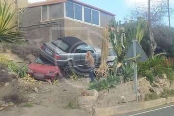 Un turismo se sale de la vía en Telde y se encarama sobre dos vehículos en un pequeña pendiente/TA.