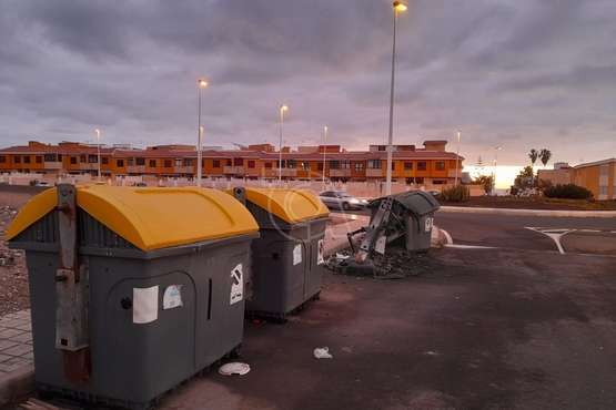  El fuego calcina un contenedor y daña a otro en un incendio en La Garita/Álvaro Fernández.