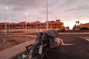  El fuego calcina un contenedor y daña a otro en un incendio en La Garita/Álvaro Fernández.