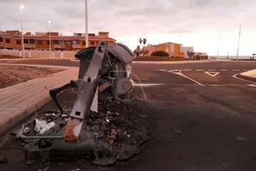  El fuego calcina un contenedor y daña a otro en un incendio en La Garita/Álvaro Fernández.