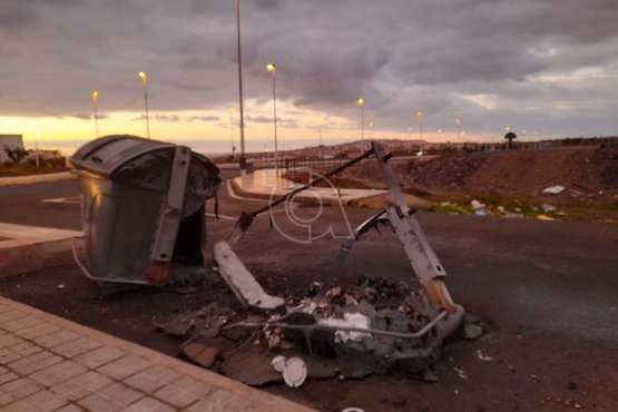  El fuego calcina un contenedor y daña a otro en un incendio en La Garita/Álvaro Fernández.