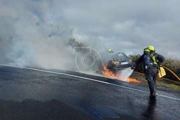 Arde un vehículo en el barrio cumbrero de Cazadores (Telde)/TA.