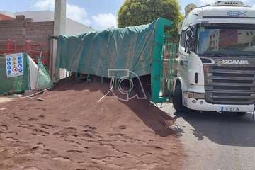 Aparatoso vuelco del trailer de un camión en la obra de Lidl de Arnao (Telde)/TA.