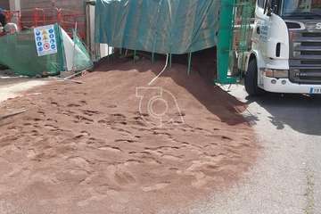 Aparatoso vuelco del trailer de un camión en la obra de Lidl de Arnao (Telde)/TA.