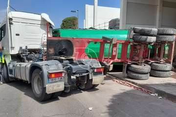 Aparatoso vuelco del trailer de un camión en la obra de Lidl de Arnao (Telde)/TA.