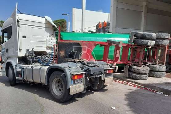 Aparatoso vuelco del trailer de un camión en la obra de Lidl de Arnao (Telde)/TA.
