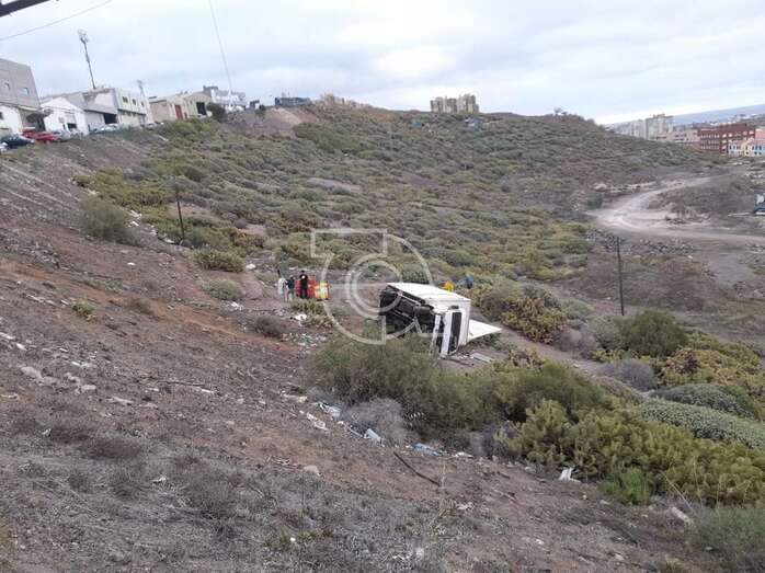 El camión furgón quedó volcado de forma lateral/TA.