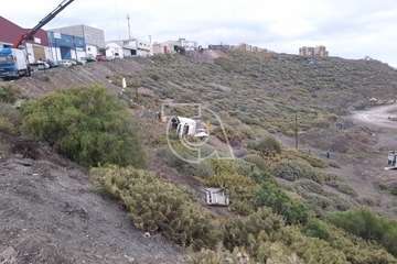 Un camión furgón se enrisca por una ladera de Lomo La Francia (Telde)/TA.