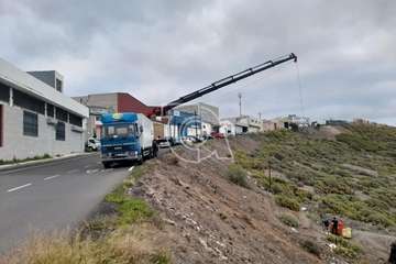 Un camión furgón se enrisca por una ladera de Lomo La Francia (Telde)/TA.