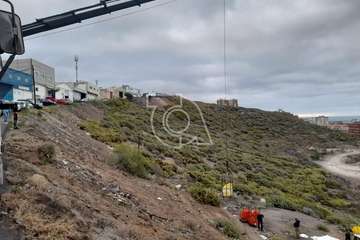 Un camión furgón se enrisca por una ladera de Lomo La Francia (Telde)/TA.