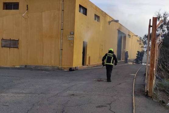 Bomberos de Telde sofocan un Incendio en una nave industrial cerca del aeropuerto/C7.