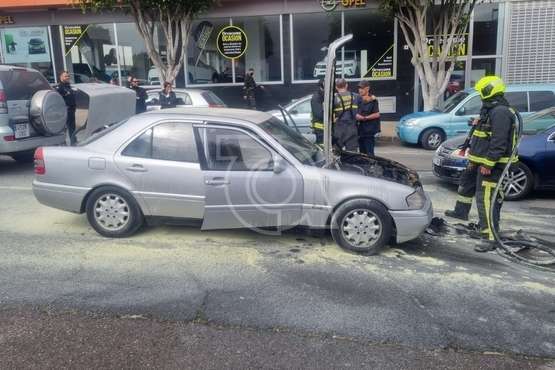 Arde el motor de un vehículo en una calle del casco urbano de Telde/TA.