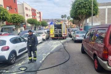 Arde el motor de un vehículo en una calle del casco urbano de Telde/TA.