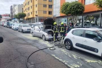Arde el motor de un vehículo en una calle del casco urbano de Telde/TA.