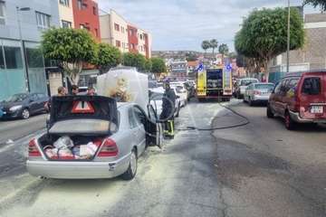 Arde el motor de un vehículo en una calle del casco urbano de Telde/TA.