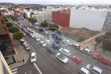 Arde el motor de un vehículo en una calle del casco urbano de Telde/TA.