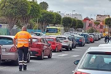 Arde el motor de un vehículo en una calle del casco urbano de Telde/TA.